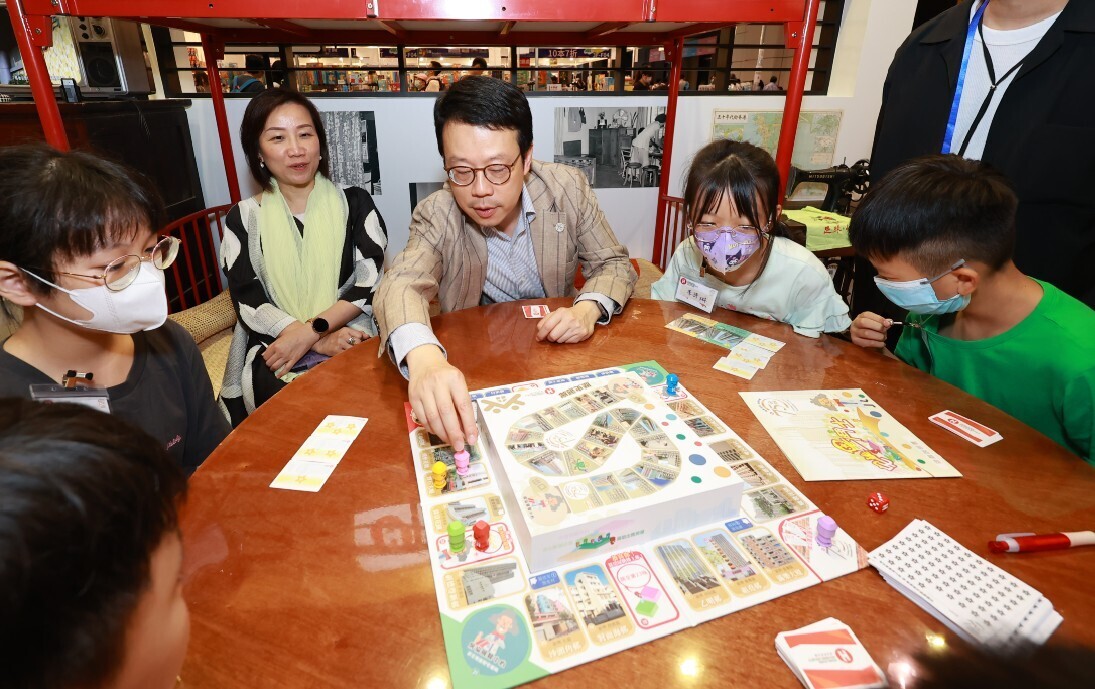 房协行政总裁陈钦勉(图中)与年轻人一起率先试玩「宅星斗士」教育桌游，从游戏中学习香港房屋发展的知识。
